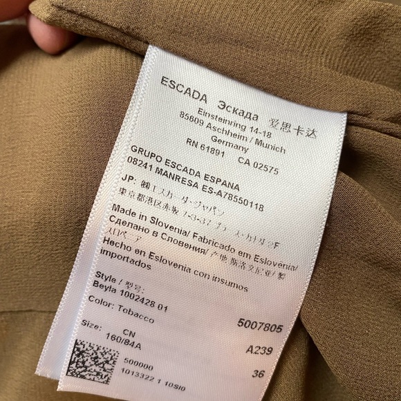 Escada boucleè jacket. Oversized snap closure. - Picture 7 of 12